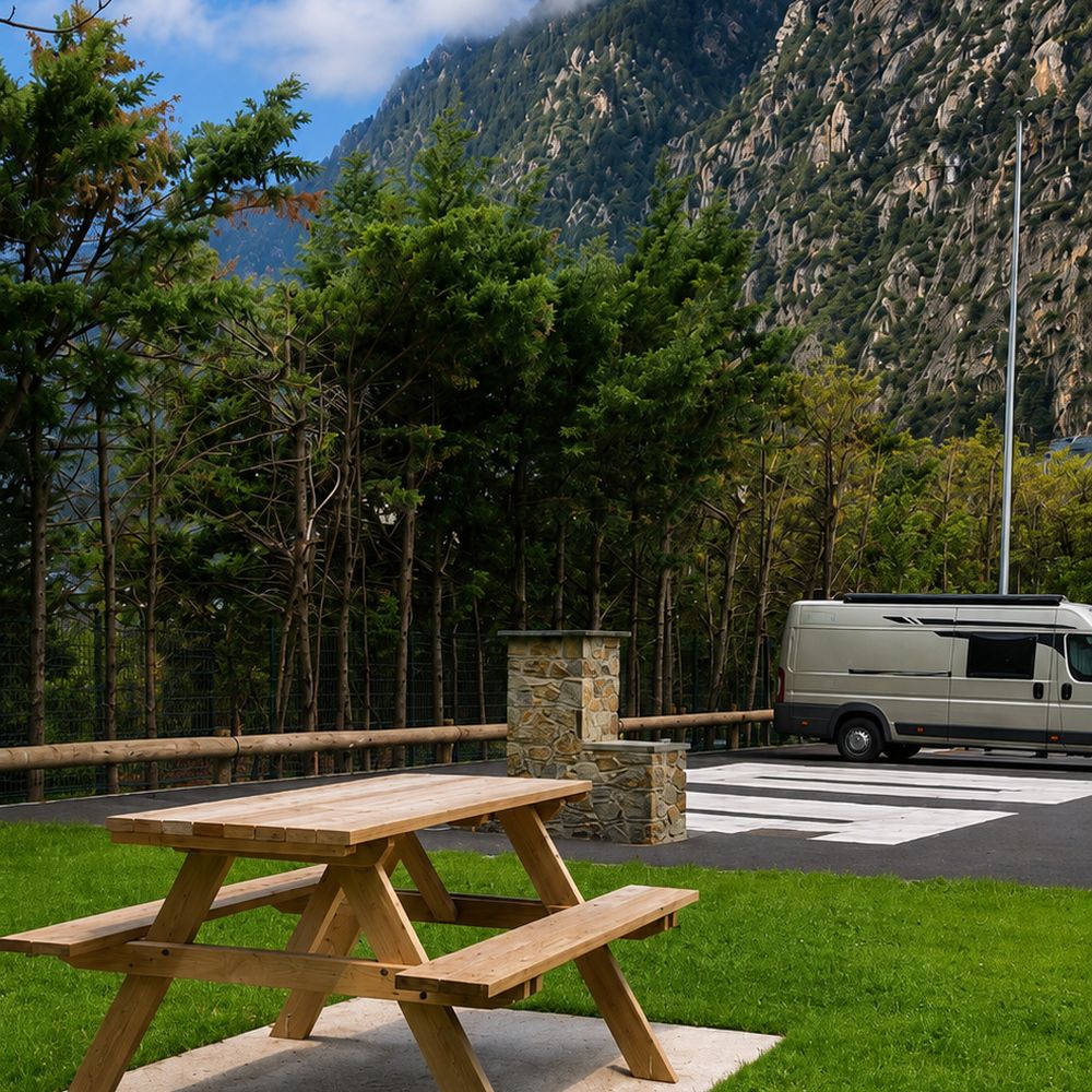 Zona de picnic amb autocaravana i muntanyes al fons a l'àrea Canrodes d'Andorra