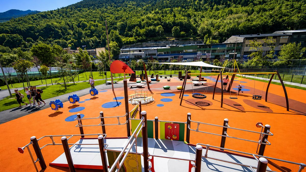 Parc infantil i zona d'esbarjo al costat de l'àrea d'autocaravanes Canrodes, Andorra